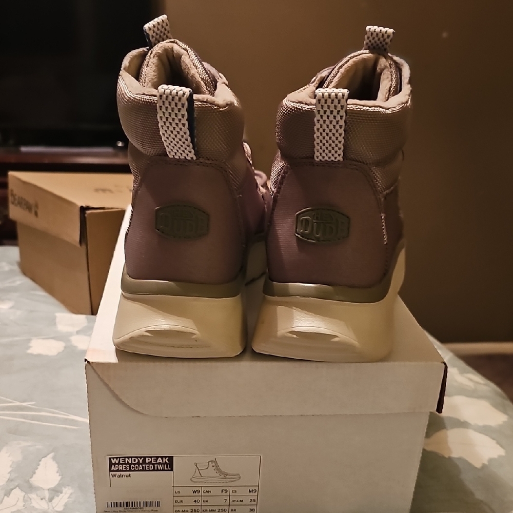 Hey Dude Women's Winter Boots Tan In Color - Picture 4 of 5